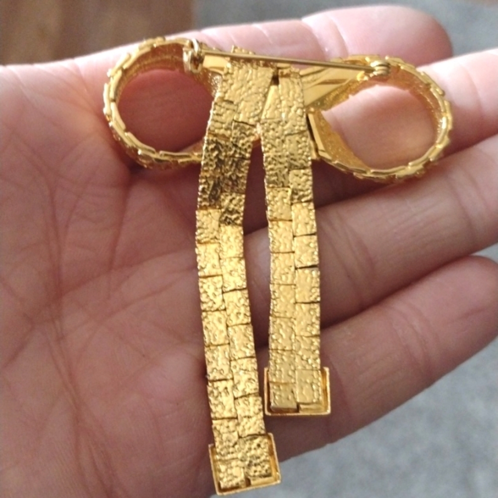 VINTAGE 80s GOLD-TONE NUGGET DESIGN FLEXIBLE BOW RIBBON 3" BROOCH PIN - Picture 6 of 9